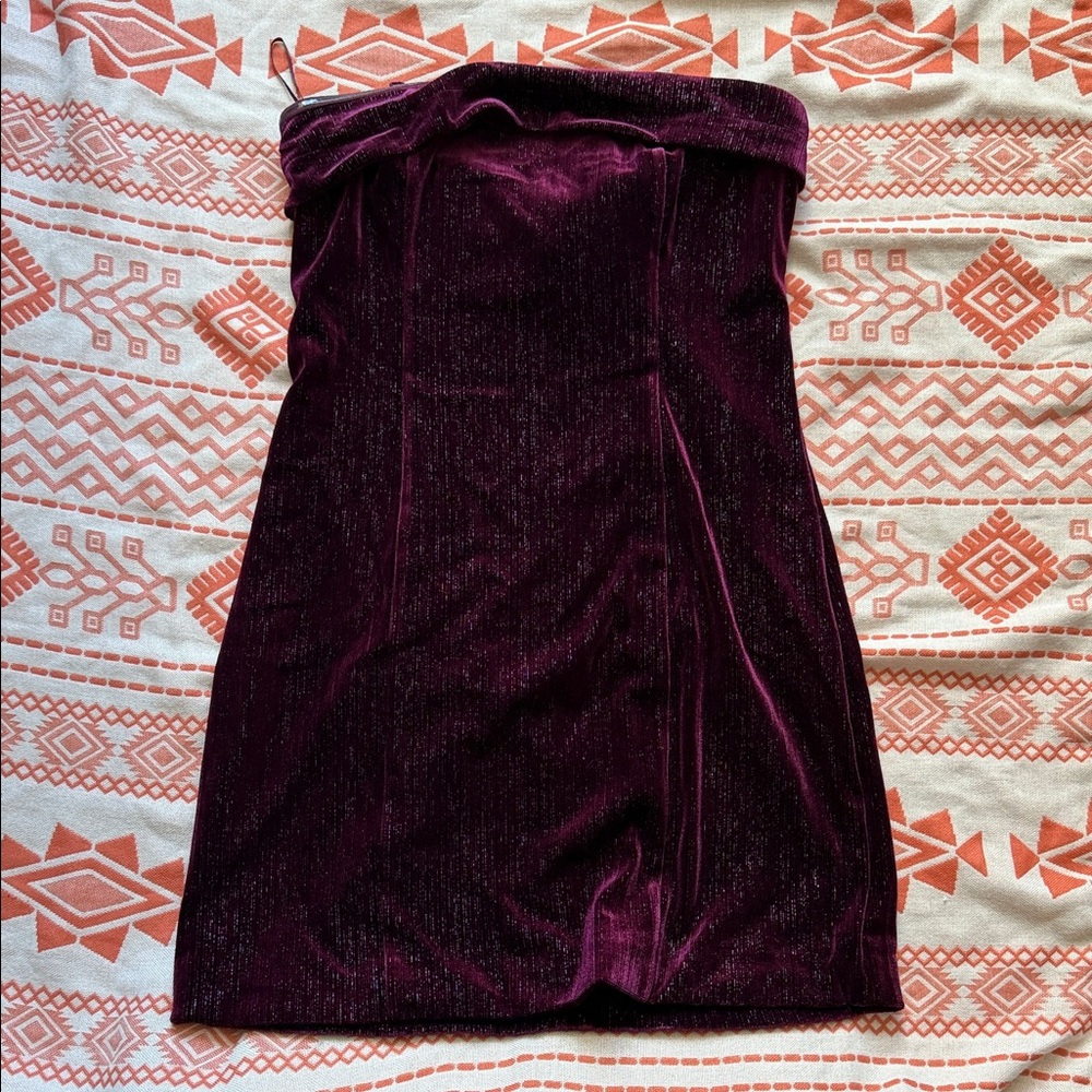 Chic Strapless Velvet Dress in Deep Purple